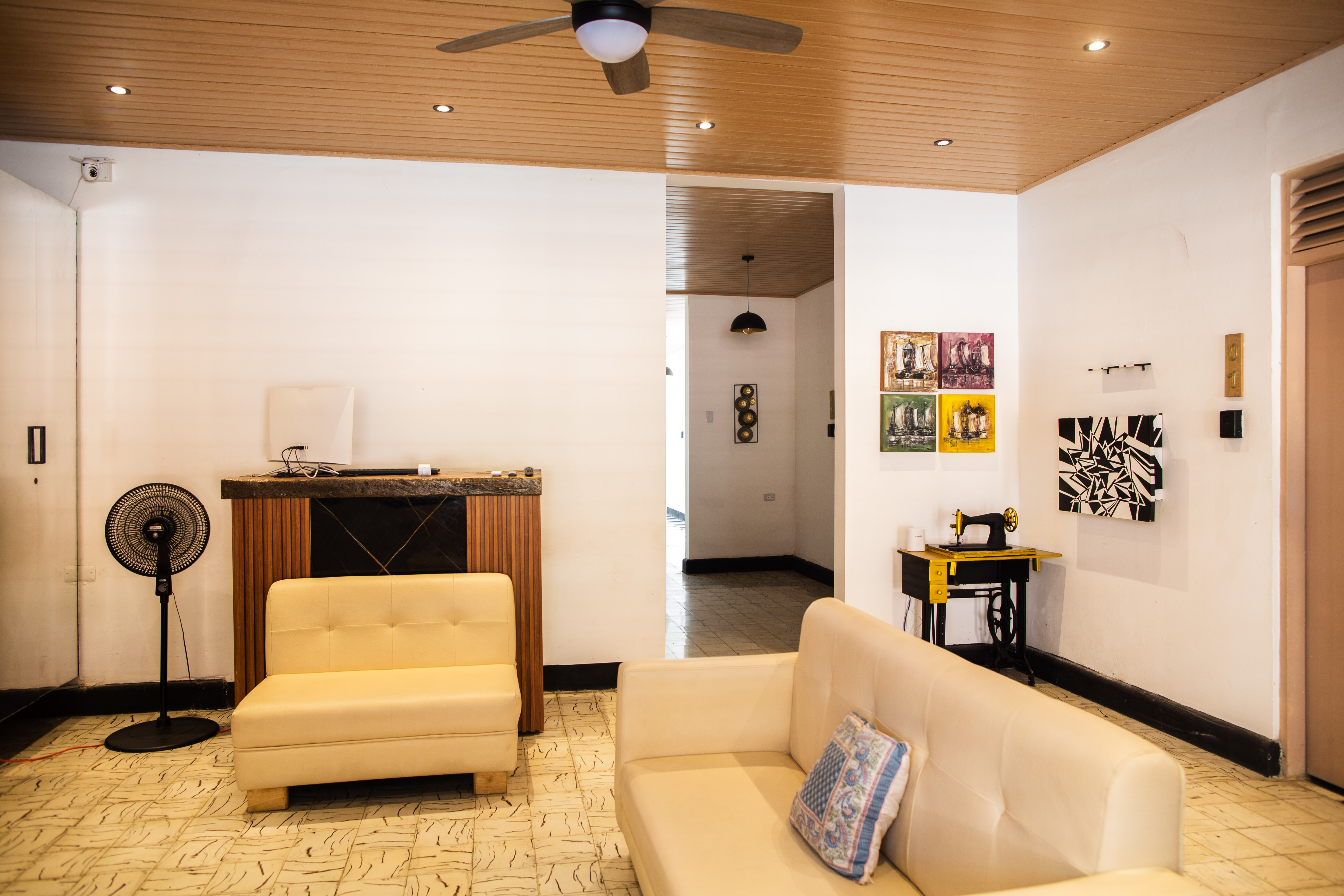Sala de estar con sofás y zona de televisión en Casa Santa Cruz, Manga